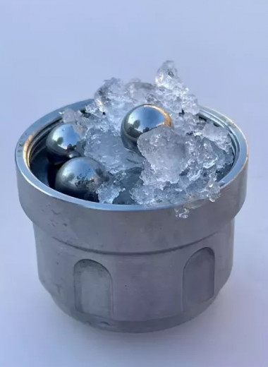 Ученые случайно создали уникальный тип льда с аномальными свойствами: впервые на Земле
