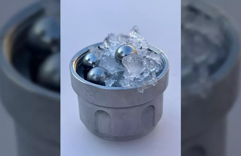 Ученые случайно создали уникальный тип льда с аномальными свойствами: впервые на Земле