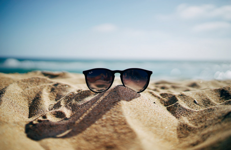Не просто аксессуар: 4 причины, почему нужно носить солнцезащитные очки и летом, и зимой