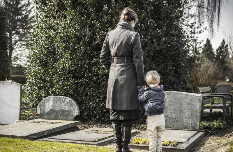 Что поможет ребенку пережить смерть родителя: 6 факторов