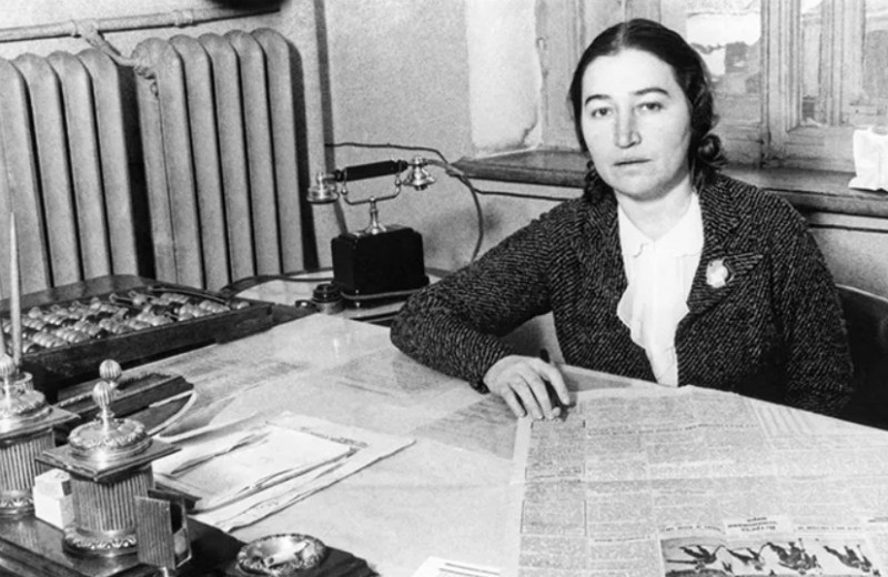 Перл Соломоновна: как жена Молотова подарила женщинам СССР духи и пудру