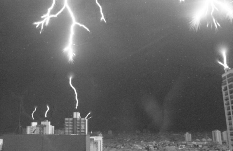 Ученые засняли уникальные кадры ударов молний по высотным зданиям