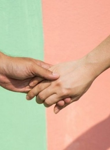 «Возьмемся за руки, друзья»: почему это облегчает боль