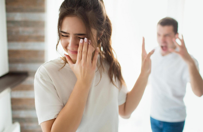 «Тебе пора лечиться!»: 16 фраз домашних насильников — проверьте ваши отношения