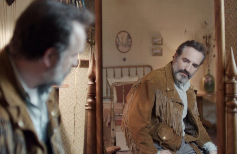 «Оленья кожа» — французский фильм о мужчине, влюбленном в свою кожаную куртку. Мы поговорили с исполнителем главной роли Жаном Дюжарденом