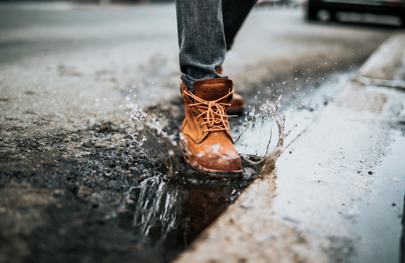 Немедленно уберите свои ботинки с батареи: 6 способов быстро высушить промокшую обувь