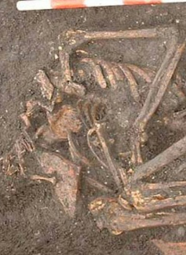 Недалеко от алтаря средневековой английской церкви нашли останки больной сифилисом затворницы