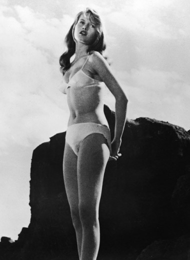 Купаться разрешается! История женской пляжной моды в 10 фактах о купальниках