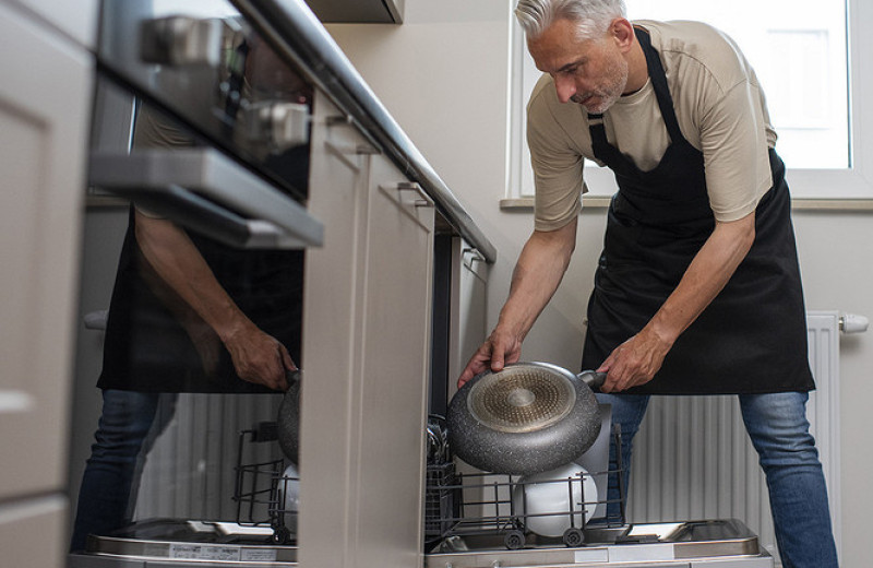 Можно ли мыть посуду с антипригарным покрытием в посудомойке