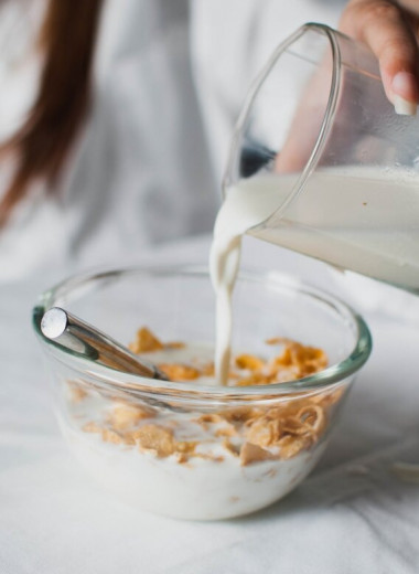 10 неожиданных методов применения молока в быту, которые вам точно захочется повторить