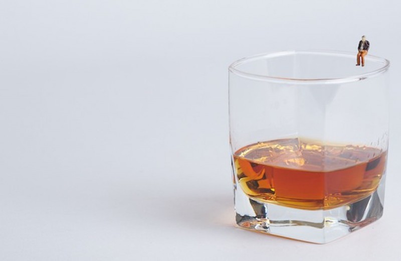 «Это нужно отметить»: как распознать первые признаки алкогольной зависимости
