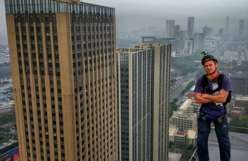 В Пекине задержан россиянин, прыгнувший с парашютом с небоскреба