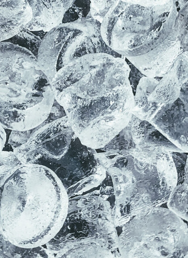 Не только в коктейли: 10 потрясающих методов использования кубиков льда, которые пригодятся каждому