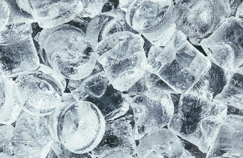 Не только в коктейли: 10 потрясающих методов использования кубиков льда, которые пригодятся каждому