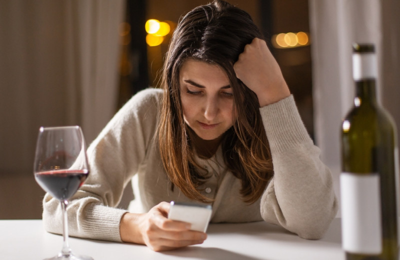 «Абонент временно недоступен»: как реагировать на звонки и сообщения от пьяных знакомых