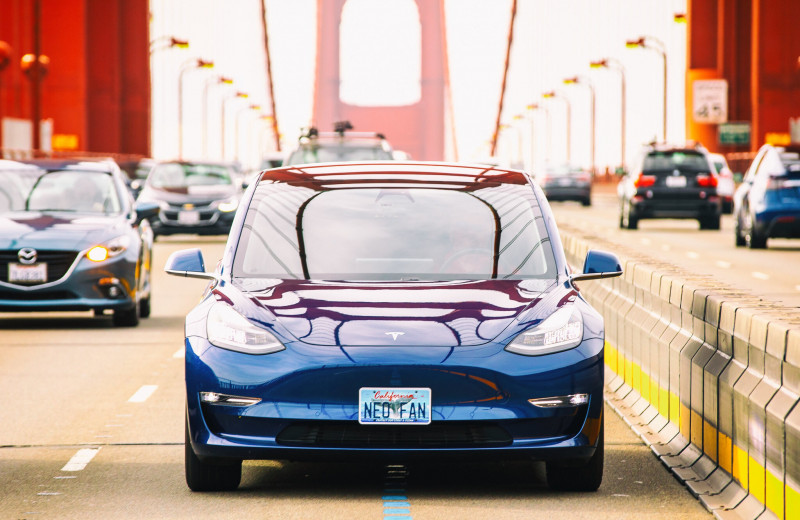 Что такое “фантомное торможение”, на которое жалуются сотни водителей Tesla?