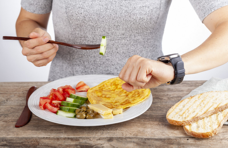 Действительно ли интервальное голодание работает? Ученые выяснили, что частота приемов пищи важнее времени