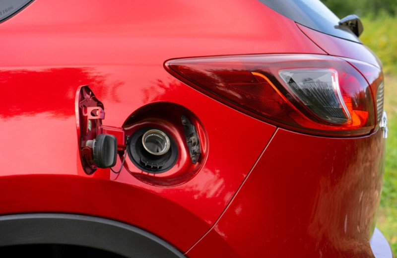 Вода в топливном баке: чем опасна, как убрать и чем это лучше сделать