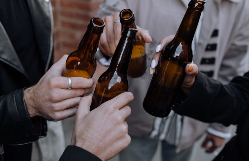 Пивной алкоголизм у мужчин: чем опасен и как распознать коварного врага