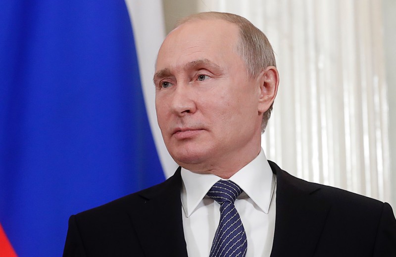 «Держать Зеленского в тонусе». Зачем Путин предложил российские паспорта всему Донбассу