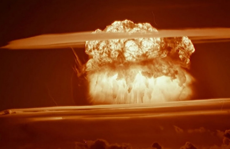 «Нам нужна боеголовка в 10 тысяч мегатонн»: историк рассказал о реакции властей США на испытания советской «Царь-бомбы»