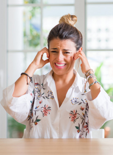 Заложенные уши, головная боль: 7 нетипичных симптомов сезонной аллергии