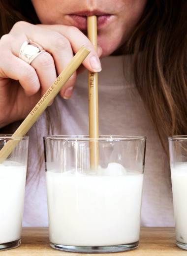 Какое растительное молоко лучше не покупать: эксперт раскрыла особенности состава популярного постного напитка