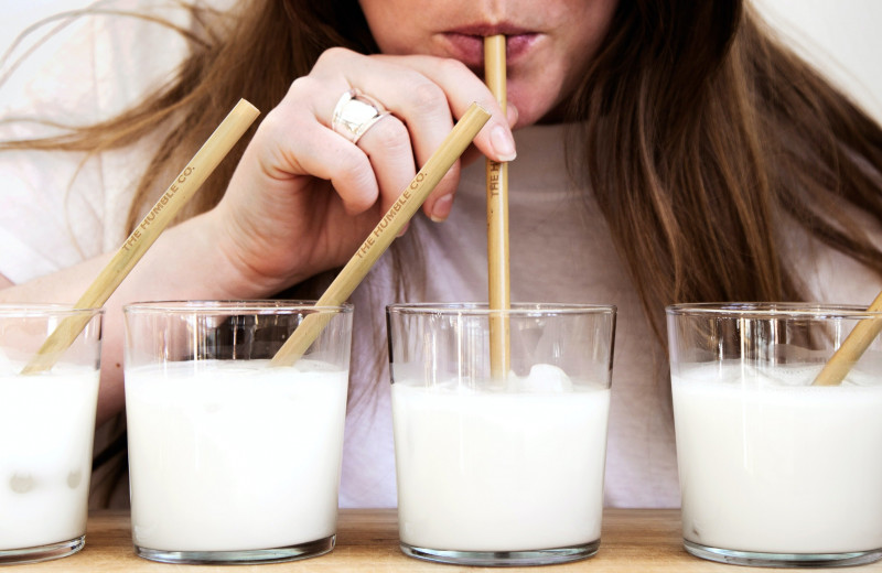 Какое растительное молоко лучше не покупать: эксперт раскрыла особенности состава популярного постного напитка
