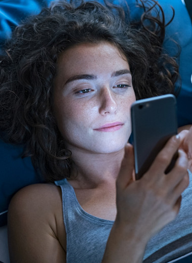 Ученые: использование смартфона перед сном может помочь заснуть