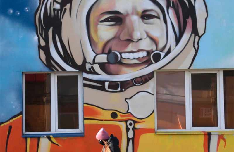 Фото. От аэропорта до хоккейного трофея: что называли в честь Юрия Гагарина