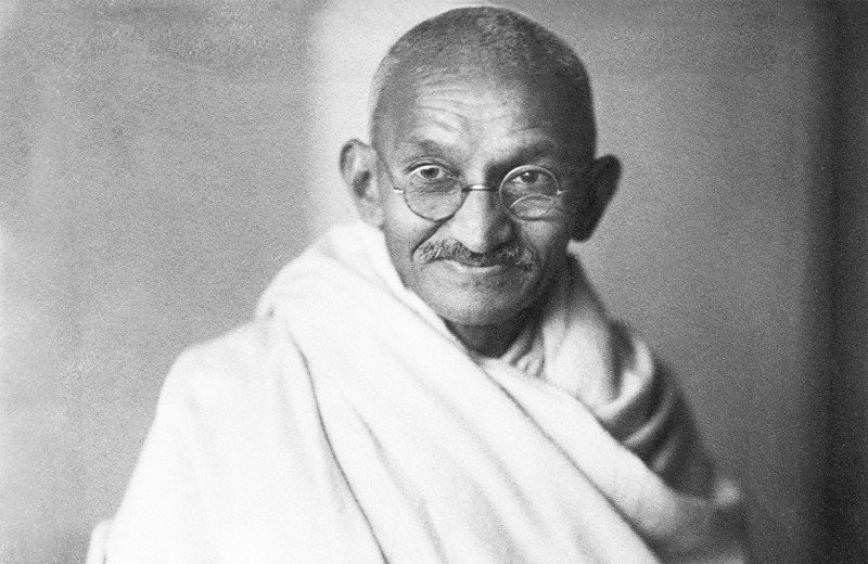 Почему тысячи людей приезжали посмотреть, как Махатма Ганди медитирует?
