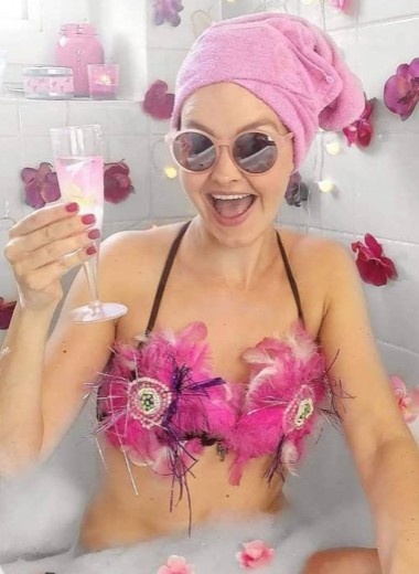 Инстаграм/Реальность: думаете, девушки принимают ванну с лепестками роз? Нет