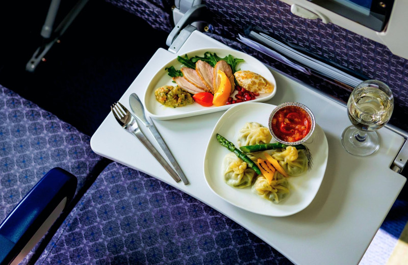 Еда и напитки в самолете: что заказать, а от чего воздержаться