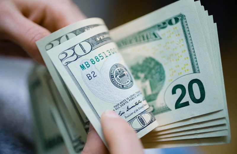 Вынесли $1 млрд: ФРС заставила клиентов российских банков забирать валюту