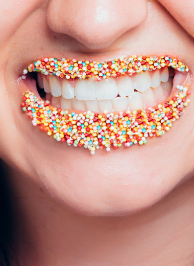 Почему болят зубы, когда ты ешь сладкое: 5 возможных причин