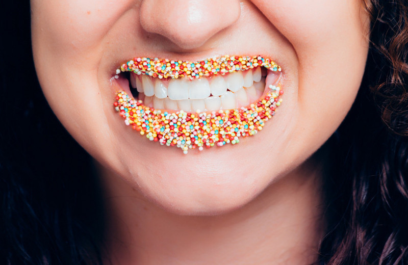Почему болят зубы, когда ты ешь сладкое: 5 возможных причин