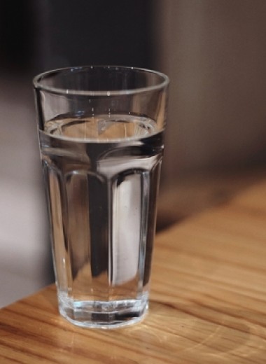 Правда ли нужно пить два литра воды в день? А как пить во время тренировок?