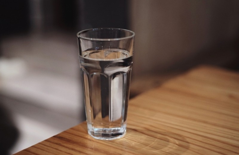 Правда ли нужно пить два литра воды в день? А как пить во время тренировок?