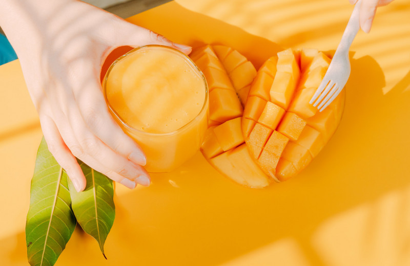Йогурт, манго, ежевика: 12 полезных продуктов для красоты и здоровья