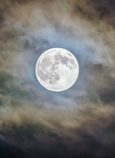 Загадка ночного неба: почему мы всегда видим только одну сторону Луны