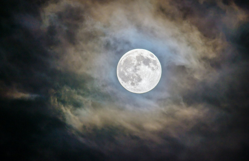 Загадка ночного неба: почему мы всегда видим только одну сторону Луны
