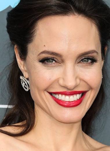 Самые роскошные особняки голливудских звезд: где живут Джоли, Маркл и другие