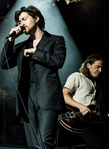 «Популярные слоганы и ведерко боли»: как новый трек Arctic Monkeys напомнил нам о юности