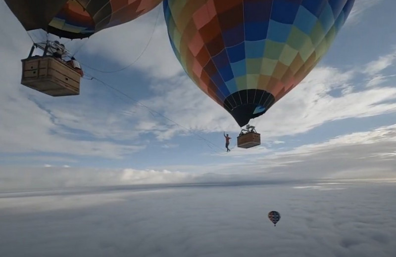 Бразильский экстремал прогулялся между воздушными шарами на высоте 1800 метров
