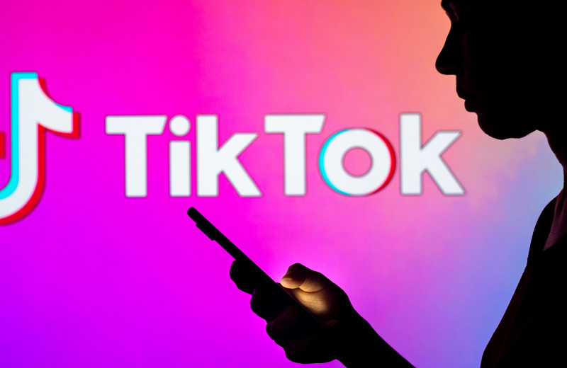 «Продолжай, детка»: как TikTok Live стал «стрип-клубом с 15-летними подростками»
