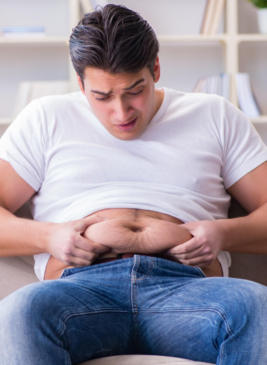 Запиши его к врачу: чем опасен жир на талии у мужчин