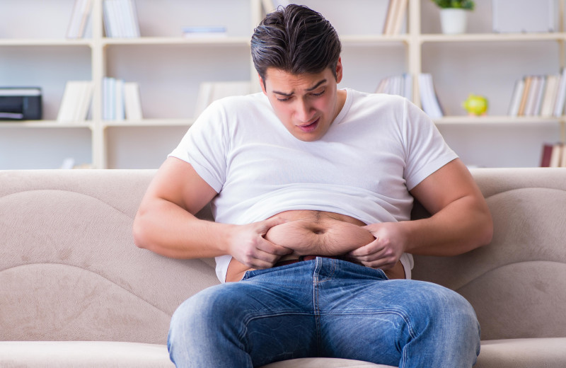 Запиши его к врачу: чем опасен жир на талии у мужчин