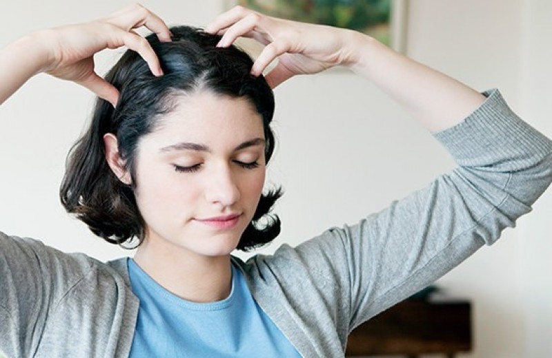 Полезный и приятный: массаж головы для роста волос в домашних условиях