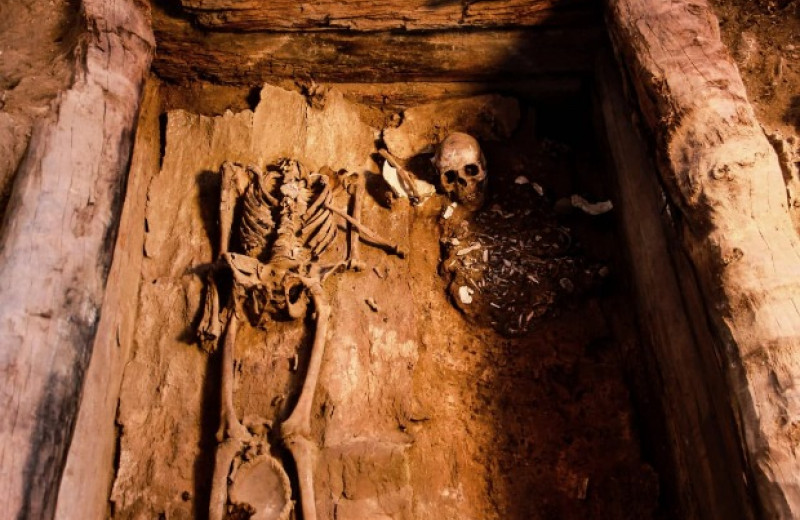 В Хакасии обнаружили женский скелет и погребальную «куклу» в могиле таштыкской культуры