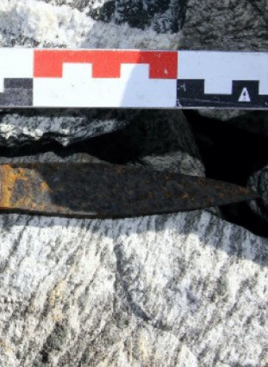 Норвежские археологи нашли вытаявшие из ледника 362 «палки-пугалки» и железный нож